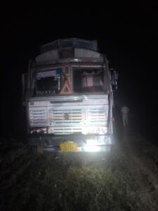 तहसीलदार लोमस मिरी के नेतृत्व में बड़ी कार्रवाई, लकड़ी तस्करों में मचा हड़कंप